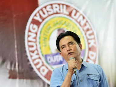 Bakal calon Gubernur DKI Jakarta, Yusril Ihza Mahendra mengukuhkan Duta Yusril di GOR Jakarta Timur, Jumat (16/9). Bacagub DKI Jakarta, Yusril Ihza Mahendra deklarasikan relawan Duta Yusril untuk menghadapi Pilkada DKI 2017. (Liputan6.com/Yoppy Renato)