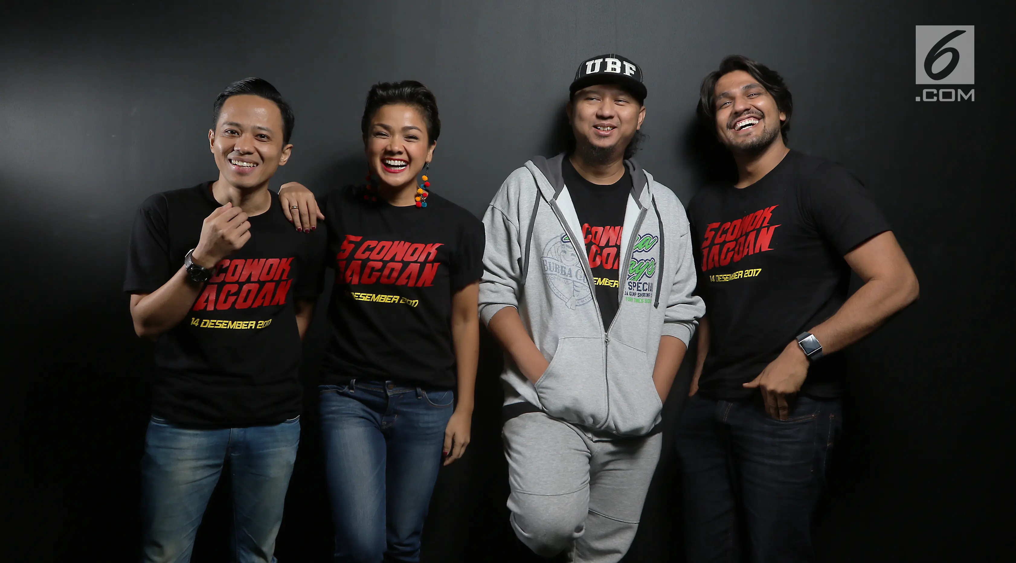 Pemain dan sutradar film 5 Cowok Jagoan, Muhadkly Acho, Nirina Zubir, Anggy Umbara (kedua kanan) dan Cornelio Sunny. (Liputan6.com/Fatkhur Rozaq)