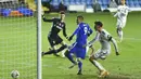 Pemain Leicester City Jamie Vardy mencetak gol ke gawang Leeds United pada pertandingan Liga Premier Inggris di Elland Road, Leeds, Inggris, Senin (2/11/2020). Leicester City membantai Leeds United dengan skor 4-1. (Peter Powell/Pool via AP)