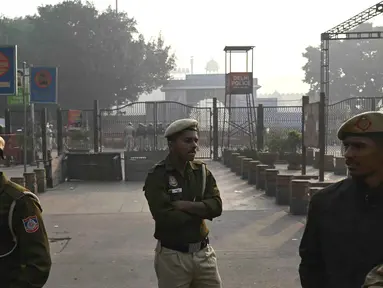 Petugas kepolisian berjaga di lokasi ledakan setelah terjadi ledakan di dekat Red Fort di kawasan kota tua Delhi pada 11 November 2025. Sebuah mobil meledak di dekat Benteng Merah (Red Fort) di New Delhi pada Senin (10/11/2025) sore waktu setempat. (Arun SANKAR/AFP)