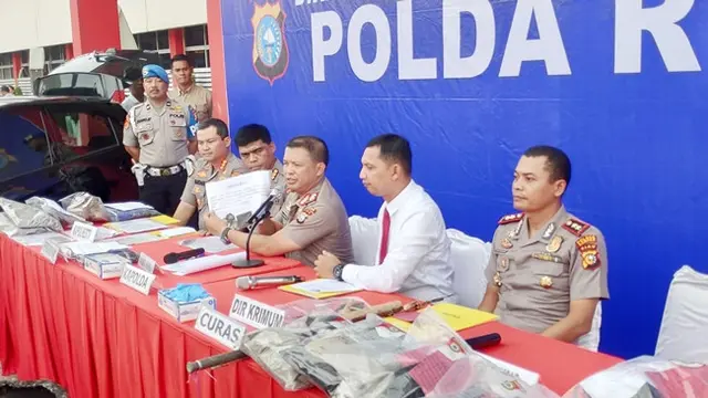 Kapolda Riau Irjen Agung Setya memperlihatkan barang bukti pembunuhan pengusaha tepung di Pekanbaru.