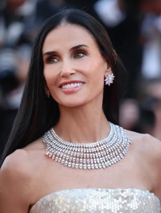 Aktris sekaligus member of the jury Cannes, Demi Moore, menjadi salah satu sorotan utama malam itu. Ia tampil glamor mengenakan kalung Haute Joaillerie dari emas putih etis 18 karat dengan heart-shaped diamond total lebih dari 226 karat. Penampilannya semakin dramatis dengan anting pear-shaped diamond dan beberapa cincin berlian besar yang menghiasi kedua tangannya.