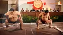 Dengan mengenakan pakaian pertandingan sumo (kesho mawashi), pegulat sumo melakukan ritual menghentak kaki. (Liputan6.com/Helmi Fithriansyah)