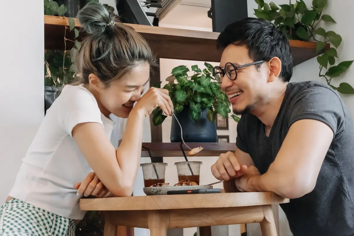perempuan dan 4 juli di kafe bersama