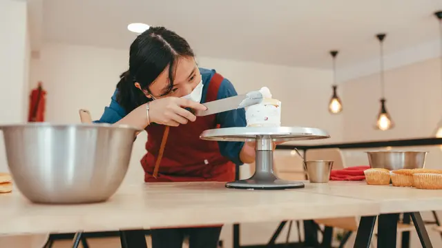 Pengin Bisa Bikin Masker Lukis? Yuk Belajar Langsung dari Ahlinya di Konser Amal Kreatif Lokal