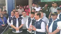 Aksi bersih sampah Menteri Lingkungan Hidup (LH) Hanif Faisol Nurofiq dan Menteri Perdagangan (Mendag) Budi Santoso di Pasar Tomang Barat, Jakarta Barat. (Liputan6.com/Henry)