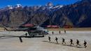 Tentara India berlari ke atas helikopter selama latihan bersama Indo-US atau Yudh Abhyas di Auli, Uttarakhand, India, 29 November 2022. Latihan tahunan yang dimulai sejak dua minggu lalu ini bertujuan untuk bertukar praktik terbaik, taktik, teknik, dan prosedur. (AP Photo/Manish Swarup)