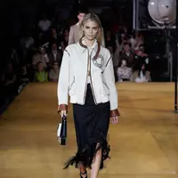 Kendall Jenner blonde di Burberry Show London Fashion Week (Instagram @burberry)