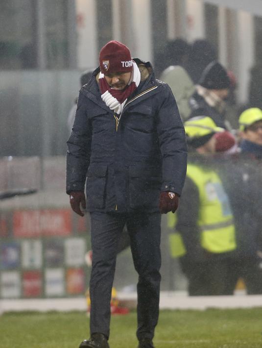 Ekspresi kecewa pelatih Torino, Sinisa Mihajlovic saat berjalan menuju bangku cadangan usai timnya kalah dari AC Milan pada laga Coppa Italia di San Siro stadium, Milan (12/1/2017). Milan menang 2-1. (AP/Antonio Calanni)