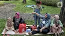 <p>Warga saat berkunjung ke Taman Tebet Eco Park, Tebet, Jakarta Selatan, Kamis (5/5/2022). Setelah resmi dibuka untuk umum usai direvitalisasi, Tebet Eco Park menjadi salah satu alternatif wisata bagi warga Jakarta untuk mengisi waktu libur Idul Fitri 1443 H bersama keluarga. (merdeka.com/Iqbal S. Nugroho)</p>