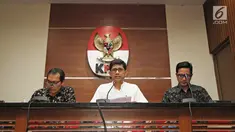 Wakil Ketua KPK Laode M. Syarif (tengah) bersama Saut Situmorang (kiri) dan Jubir KPK Febri Diansyah (kanan) saat jumpa pers di Jakarta, Jumat (16/3). KPK menetapkan cagub Maluku Utara Ahmad Hidayat Mus sebagai tersangka. (Liputan6.com/Herman Zakharia)