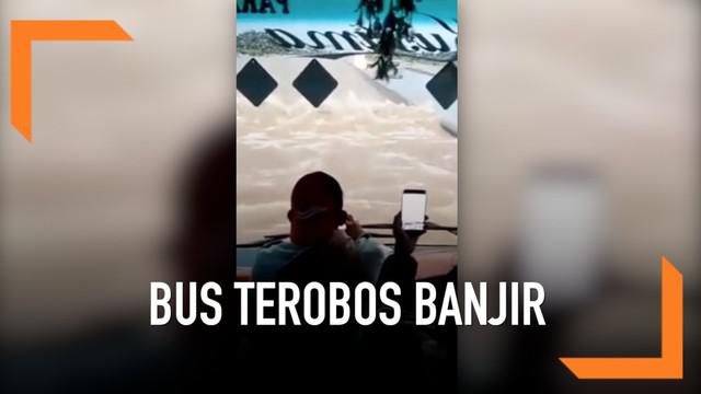 Detik-detik sebuah bus pariwisata nekat menerobos banjir yang tingginya mencapai 1 meter di jalan tol Ngawi, Jawa Timur.
