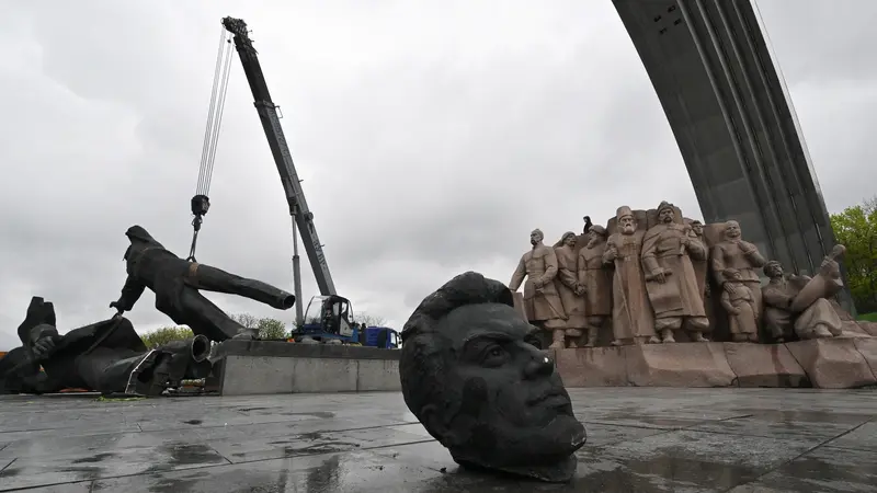 Monumen Persahabatan Rusia-Ukraina Dihancurkan