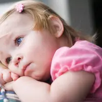 Anak balita ini berjuang menahan kantuk saat sedang makan.