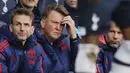 Pelatih Manchester United, Louis van Gaal (tengah) terlihat kecewa dikalahkan Tottenham  pada lanjutan liga Inggris di Stadion White Heart Lane, Minggu (10/4/2016). Spurs menang3-0.  (Reuters/Eddie Keogh)