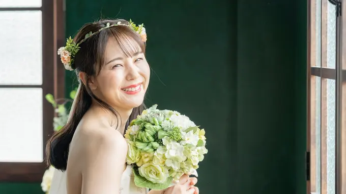 perempuan cantik menikah tertawa