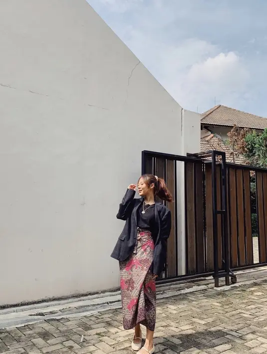 Blazer bukan pasangan yang aneh untuk kain batik, lho. Kamu dapat melakukan hal serupa dengan yang Nadin Amizah lakukan. Look stunning, bukan? (instagram/cakecaine)