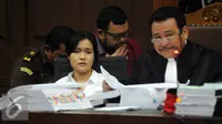 Jessica bersama penasehat hukumnnya saat sidang lanjutan pembunuhan Wayan Mirna Salihin dengan menghadirkan saksi ahli Ronny Rasman di Pengadilan Negeri Jakarta Pusat, Jakarta, Kamis (1/9). (Liputan6.com/Helmi Afandi)