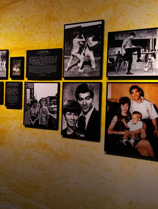 <p>Seorang pengunjung berjalan menyaksikan pameran foto Bruce Lee menjelang peringatan 50 tahun kematian bintang seni bela diri tersebut yang jatuh pada tanggah 20 Juli 2023 di Museum Warisan Hong Kong di Hong Kong, 15 Juli 2023. (AFP/May James)</p>