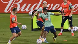 Penyerang Brasil, Pedro (kedua kiri) dan gelandang Fred (kedua kanan) mengikuti sesi latihan di Stadion Al Arabi SC di Doha (6/12/2022). Brasil melaju ke perempatfinal Piala Dunia 2022 setelah mengalahkan Korea Selatan dengan skor 4-1. (AFP/Nelson Almedia)