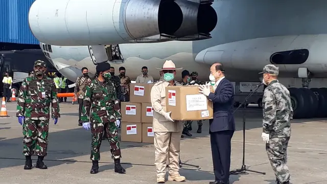 Menteri Pertahanan Prabowo Subianto Menerima Bantuan Alat Kesehatan (Alkes) dari China, yang digunakan untuk penanganan virus Corona atau Covid-19 di Indonesia.