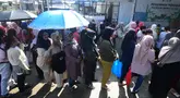 Warga penerima Kartu Jakarta Pintar (KJP) mengantre untuk membeli sembako bersubsidi di mini market Kawasan Duri Kosambi, Jakarta Barat, Selasa (8/7/2025). (merdeka.com/Arie Basuki)
