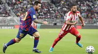 Megabintang Barcelona, Lionel Messi, mencetak berebut bola dengan pemain Atletico Madrid, Renan Lodi pada laga semifinal Piala Super Spanyol di King Abdullah Sports City, Jeddah, Kamis (9/1/2020). Barcelona harus menjalani pertandingan yang dramatis saat kalah 2-3 dari Atletico Madrid. (AP/Hassan Am