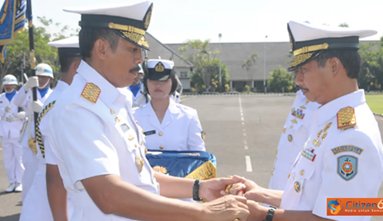Citizen6, Surabaya: Laksma TNI Aswad resmi menjabat Dankodikopsla Kobangdikal menggantikan Laksma TNI Yayat Achmad Hadirat, Selasa, (30/10).(Pengirim: Penkobangdikal).