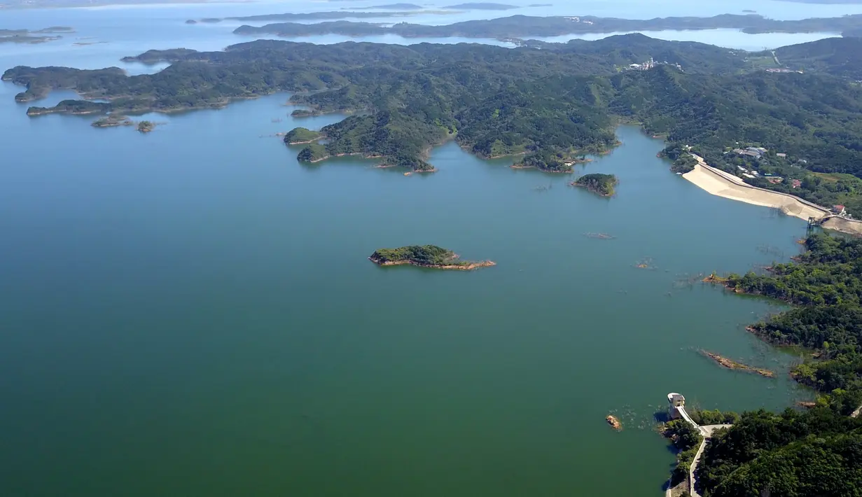 Foto dari udara yang diabadikan pada 1 September 2020 menunjukkan pemandangan Waduk Miyun di pinggiran timur laut Beijing, ibu kota China. Waduk Miyun yang memiliki kapasitas penyimpanan air sekitar 4,4 miliar meter kubik menandai 60 tahun pengoperasiannya pada Selasa (1/9). (Xinhua/Zhang Chenlin)