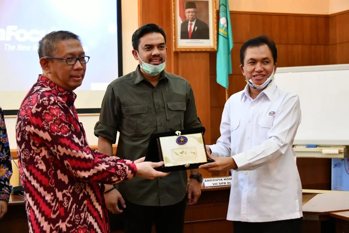 Anggota Komisi VII DPR-RI Maman Abdurrahman dan Kepala BPH Migas M. Fanshurullah Asa melakukan kunjungan kerja ke Propinsi Kalimantan Barat. (Dok BPH Migas)