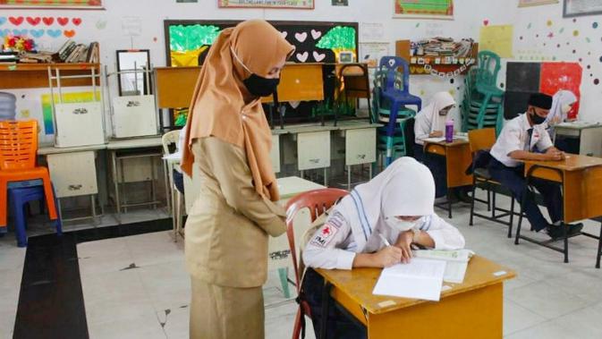 Pelajar di Pekanbaru belajar tatap muka saat pandemi Covid-19 di Riau. (Liputan6.com/M Syukur)