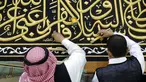 Pekerja menyulam kaligrafi Islam pada Kiswah Kabah menggunakan benang perak murni dan benang perak berlapis emas di pabrik Kiswah di Mekah, Arab Saudi, Rabu (14/7/2021). Kiswah yang menutupi Kabah diganti setiap tahun untuk umrah atau haji. (AP Photo/Amr Nabil)