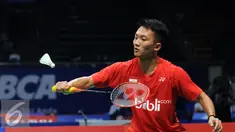 Pebulutangkis tunggal putra Indonesia, Ihsan Maulana saat akan mengembalikan bola ke arah pemain Perancis, Brice Leverdez di penyisihan BCA Indonesia Open 2016, Jakarta, Rabu (1/6/2016). Ihsan unggul 21-11, 21-14. (Liputan6.com/Helmi Fithriansyah)