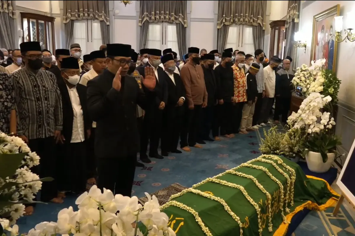Suasana salat jenazah anak Ridwan Kamil, Emmeril Kahn Mumtadz atau Eril, di Gedung Pakuan, Bandung, Jawa Barat, Minggu (12/6/2022). (Youtube Humas Jabar)