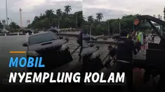 Sebuah mobil nyemplung ke dalam kolam Bundaran Patung Kuda, Jakarta.