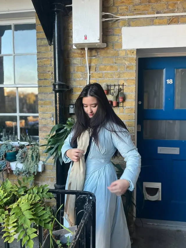 5 Inspirasi Padu Padan Outfit Biru ala Stephanie Poetri, dari Kasual hingga Elegan
