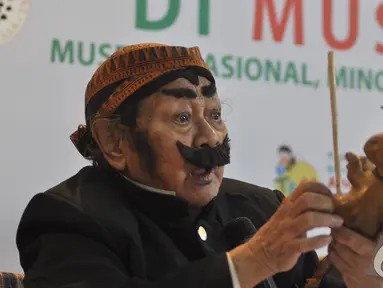 Seniman Suyadi atau lebih dikenal Pak Raden saat mendongeng di Festival Dongeng Indonesia, Jakarta, Minggu (2/11/2014). (Liputan6.com/Miftahul Hayat)