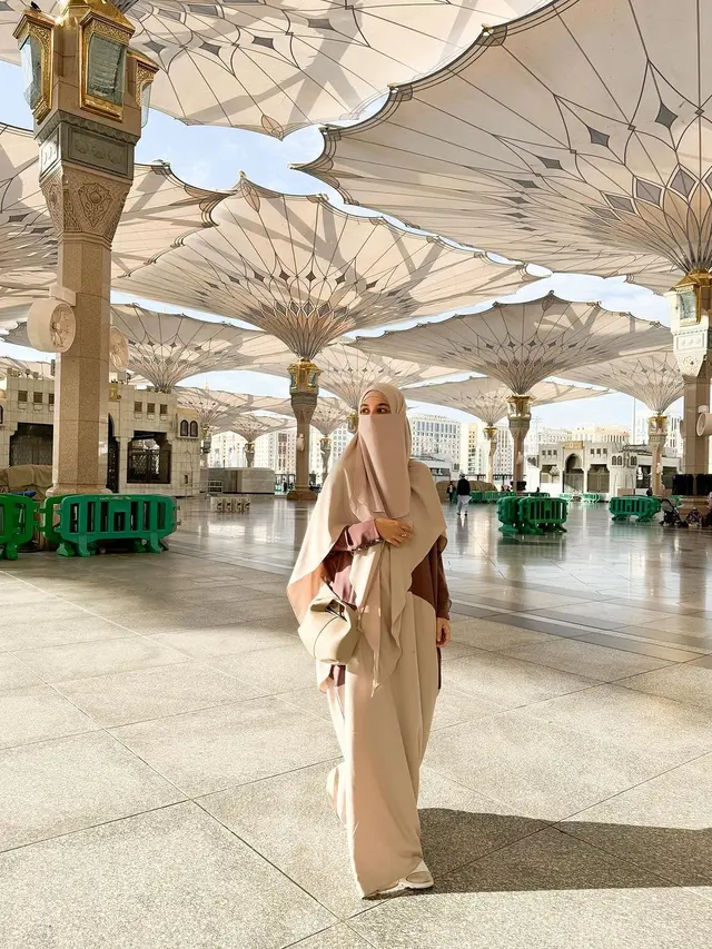 7 Potret Shireen Sungkar dan Teuku Wisnu Jalani Umroh di Akhir 2023, Penuh Syukur