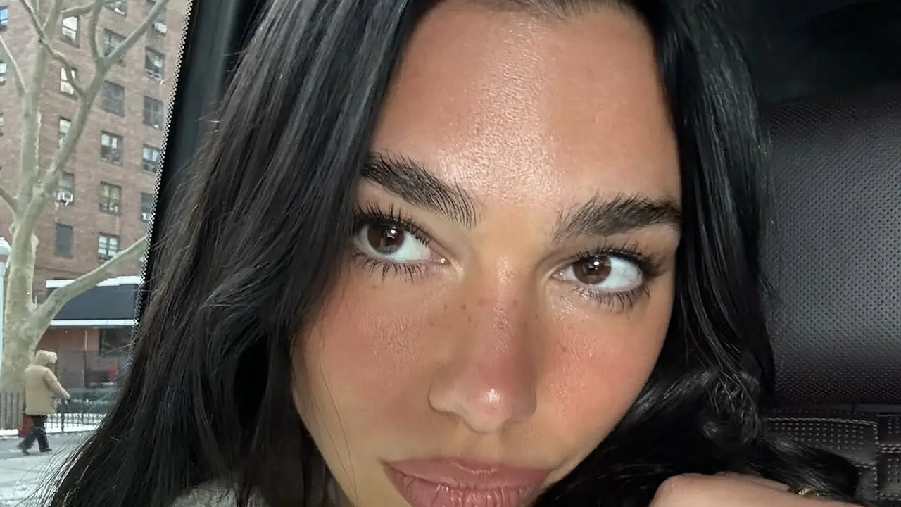 Dua Lipa Pamer Cincin Berlian, Diduga Sudah Tunangan dengan Callum Turner