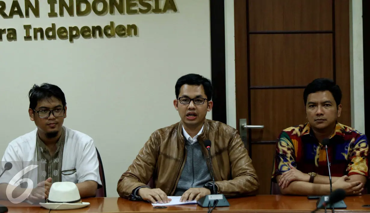 Ketua KPI, Yuliandre Darwis (tengah) memberikan penjelasan saat mengikuti penyerahan Izin Penyelenggaraan Penyiaran (IPP) kepada 10 stasiun televisi swasta secara nasional di kantor KPI, Jakarta, Jumat (14/10). (Liputan6.com/Gempur M Surya)