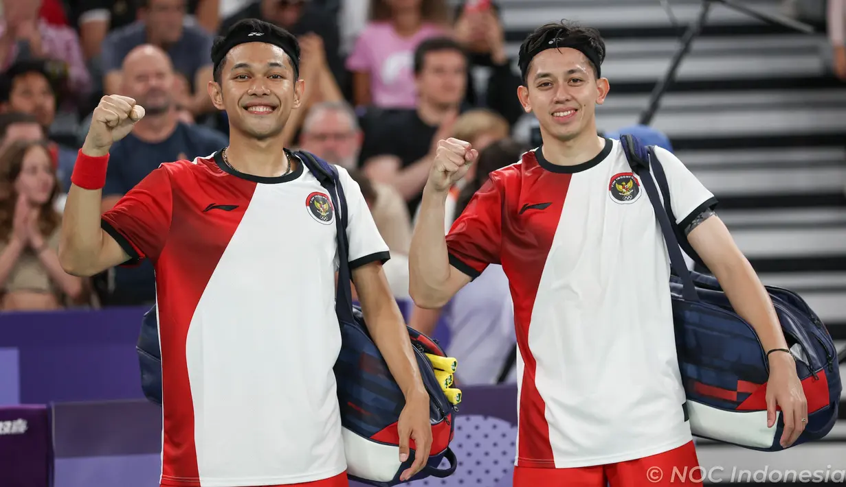 Ganda putra Fajar Alfian/Muhammad Rian Ardianto menjadi wakil Indonesia pertama dari cabor bulutangkis yang lolos ke perempatfinal Olimpiade Paris 2024 setelah mencetak kemenangan kedua atas wakil tuan rumah, Lucas Corvee/Ronan Labar 21-13, 21-10 dalam laga Grup C yang digelar di Porte De La Chapelle Arena, Paris, Senin (29/7/2024). Fajar/Rian masih akan menghadapi wakil India, Satwiksairaj Rankireddy/Chirag Shetty untuk menentukan posisi juara grup. Sementara di nomor ganda campuran, Rinov Rivaldy/Pitha Haningtyas Mentari dipastikan tersingkir dan gagal ke perempatfinal setelah pada laga terakhir Grup A ditaklukkan pasangan tuan rumah Thom Gicquel/Delphine Delrue 13-21, 15-21. (Dok. NOC Indonesia/Naif Muhammad Al'as)