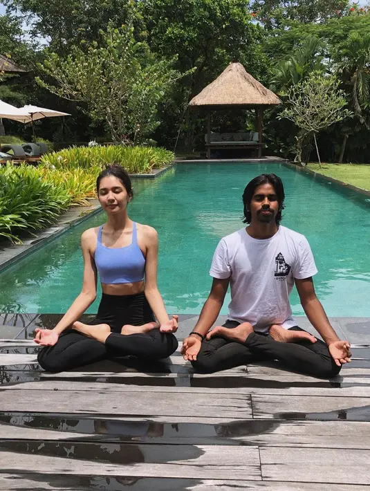 Saat yoga, Mikha Tambayong memilih padanan bra top warna soft blue dan celana legging. [Foto: IG/miktambayong].