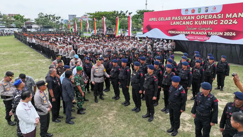 Kapolda Riau bersama jajaran Forkopimda mengecek pasukan yang dikerahkan mengamankan Pilkada serentak.