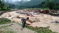 Tim gabungan berupaya evakuasi dan mencari satu keluarga yang dinyatakan hilang diduga terseret banjir bandang di Kabupaten Labuhanbatu Utara (Labura), Sumatera Utara hingga hari ini, Minggu (29/12/2019). (Dok Badan Nasional Penanggulangan Bencana/BNPB)