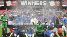 Para pemain Manchester City berselebrasi merayakan juara trofi Community Shield usai bertanding melawan Liverpool di stadion Wembley, London, Inggris (4/8/2019). Manchester City menang adu penalti atas Liverpool 4-5 (1-1). (AP Photo/Kirsty Wigglesworth)