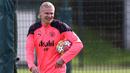 Pemain Manchester United, Erling Haaland tersenyum saat melakukan latihan jelang laga perempat final Liga Champions 2023/2024 melawan Real Madrid di Etihad Campus, Manchester, Inggris, 8 April 2024 waktu setempat. (AFP/Darren Staples)