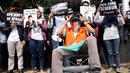 Aktivis Koalisi Masyarakat Sipil Anti Korupsi melakukan aksi teatrikal di depan Gedung KPK, Jakarta, Kamis (14/9). Mereka menuntut KPK segera menahan tersangka kasus dugaan korupsi KTP elektronik, Setya Novanto. (Liputan6.com/Helmi Fithriansyah)