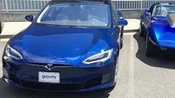 Mobil mewah Tesla model S terbaru ini dikumpulkan oleh 120 karyawan yang dinaikkan gajinya hingga 2 kali lipat. Mobil mewah berwarna biru inipun merupakan mobil impian bagi Dan Price sendiri. (Instagram.com/ danpriceseattle)