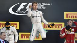 Ekspresi kegembiraan pebalap Mercedes, Nico Rosberg, di podium setelah menjadi juara F1 GP Rusia di Sirkuit Sochi Autodrom, Rusia, Minggu (1/5/2016). (AFP/Yuri Kadobnov) 