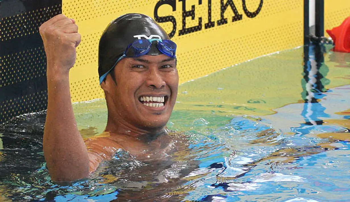 Atlet renang Indonesia, Guntur berhasil meraih medali emas saat tampil pada ajang ASEAN Paragames 2017 di National Aquatic Centre, Bukit Jalil Sports City, Selasa (19/9/2017). Guntur turun pada  nomor 50 meter gaya dada SB8 putra. (Bola.com/APGIndonesia)